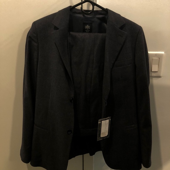 Nice new suit - Picture 1 of 5